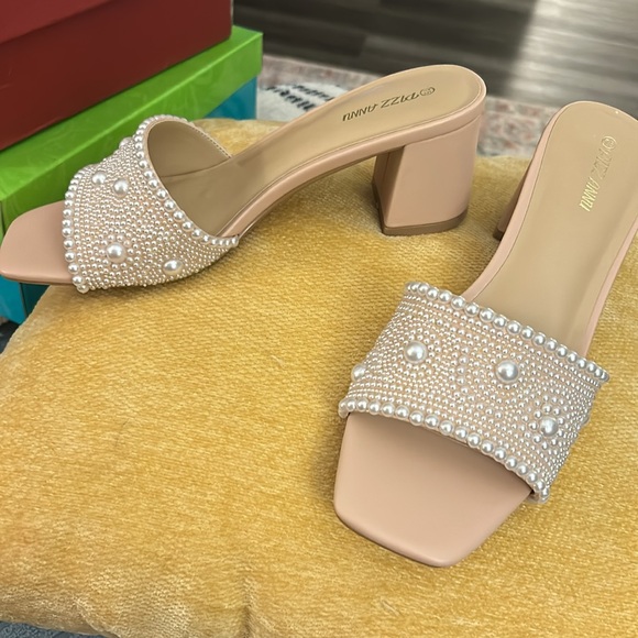 Pearl covered block heel sandals - Picture 5 of 7